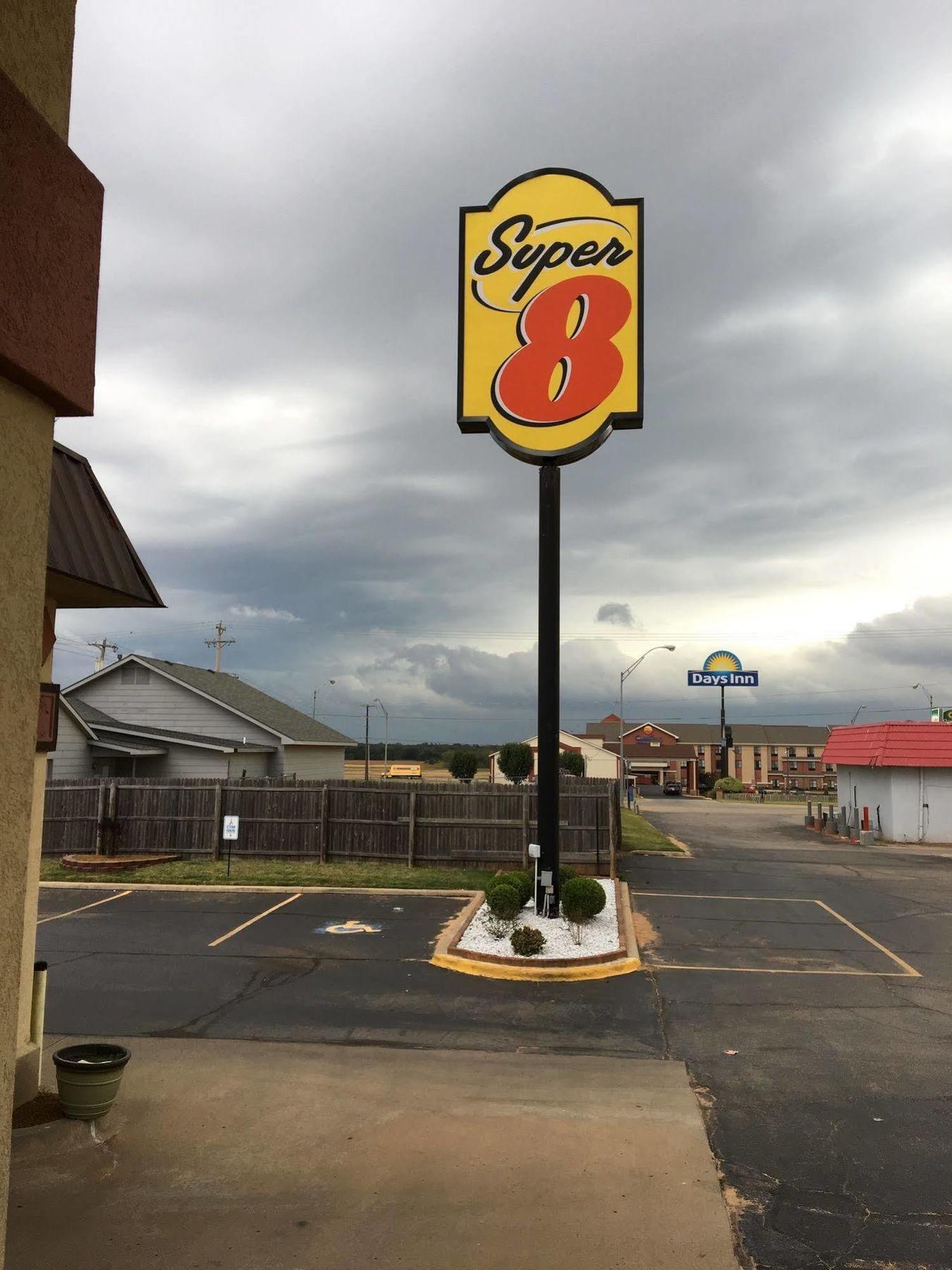 Super 8 By Wyndham Shawnee Hotell Exteriör bild