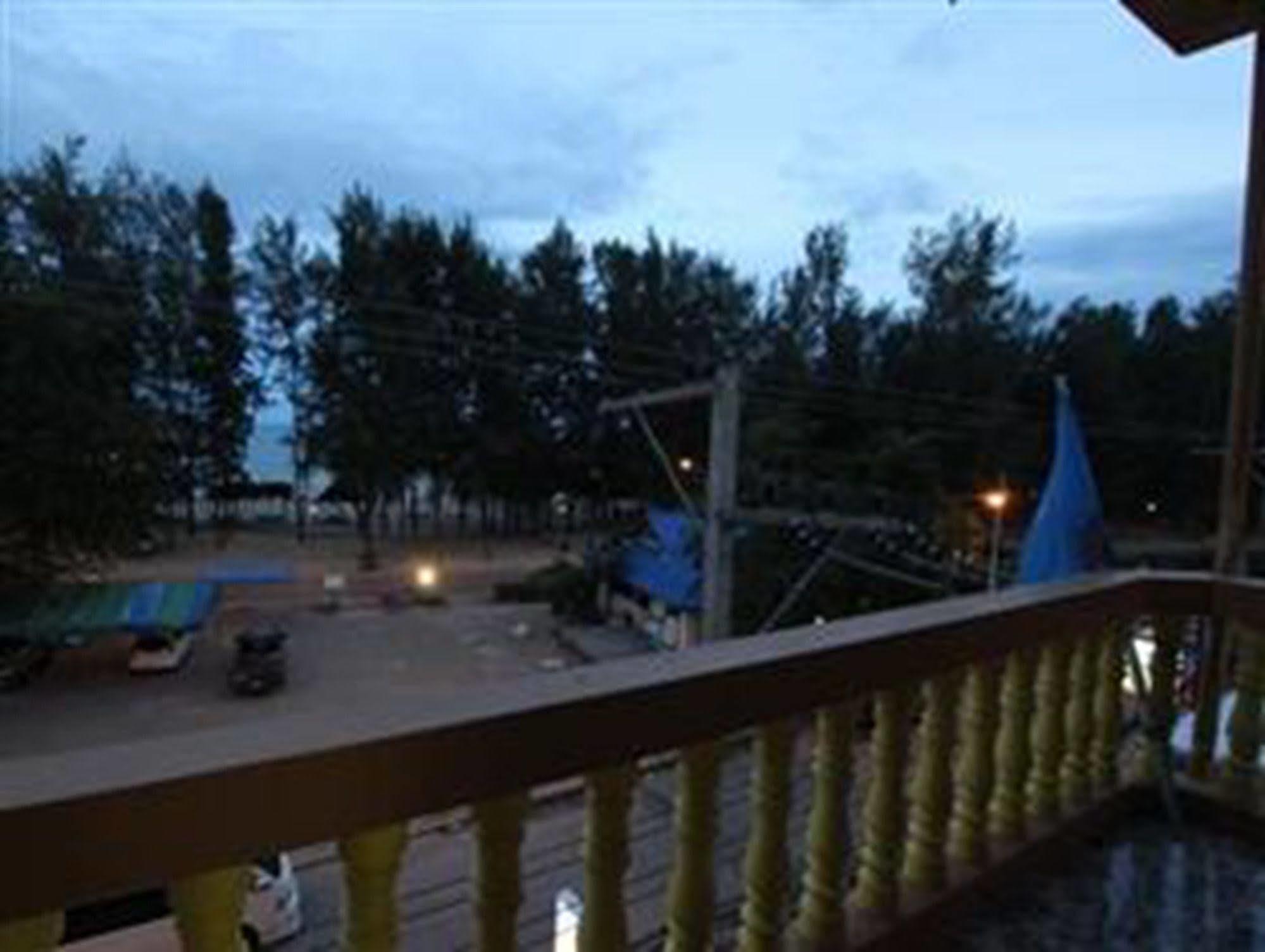 Super 8 By Wyndham Shawnee Hotell Exteriör bild