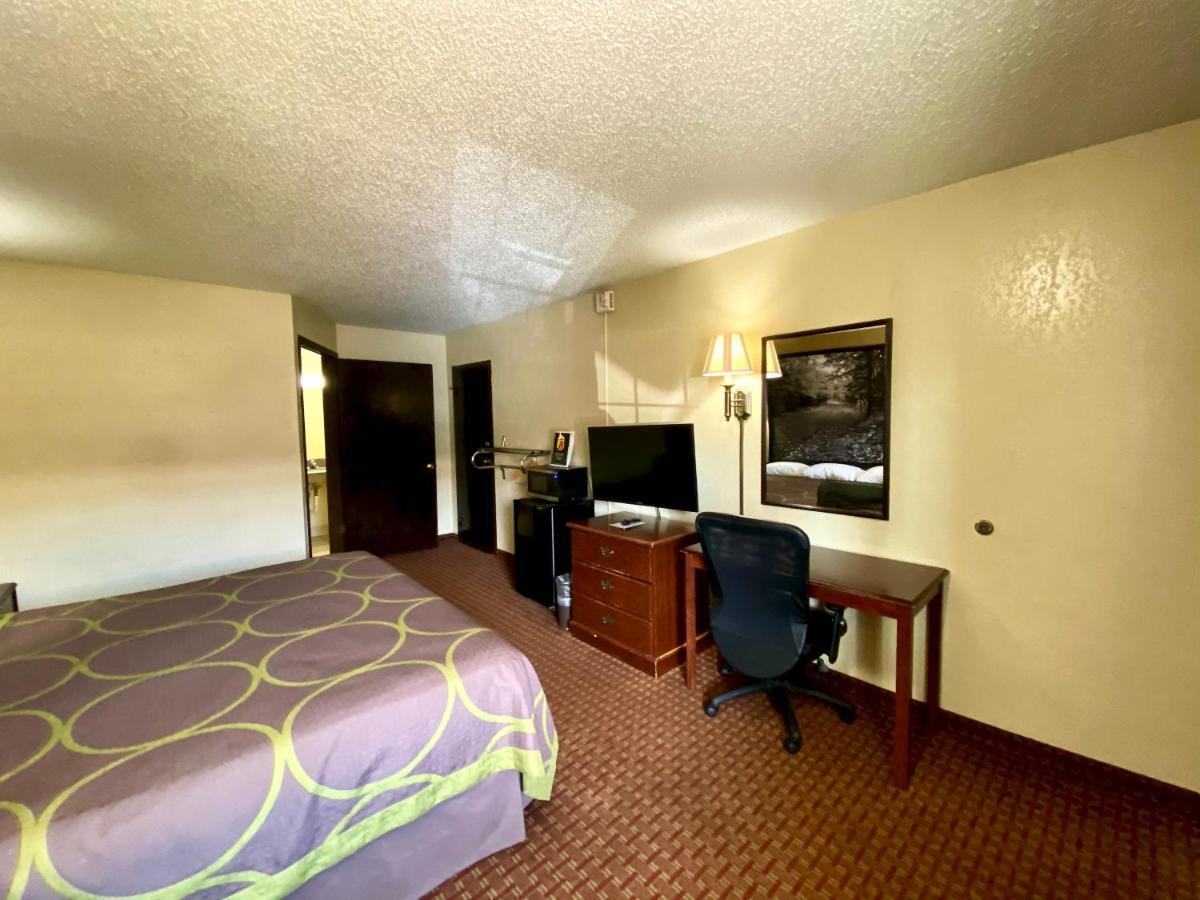 Super 8 By Wyndham Shawnee Hotell Exteriör bild