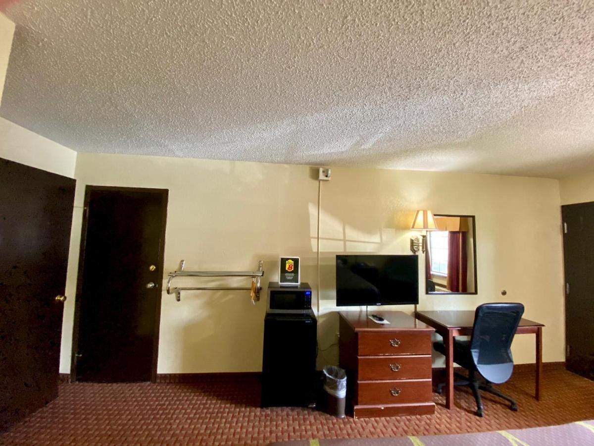 Super 8 By Wyndham Shawnee Hotell Exteriör bild