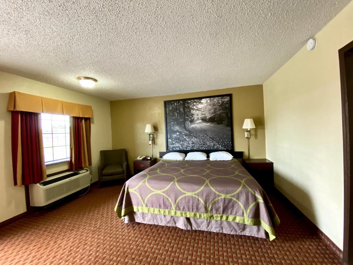 Super 8 By Wyndham Shawnee Hotell Exteriör bild